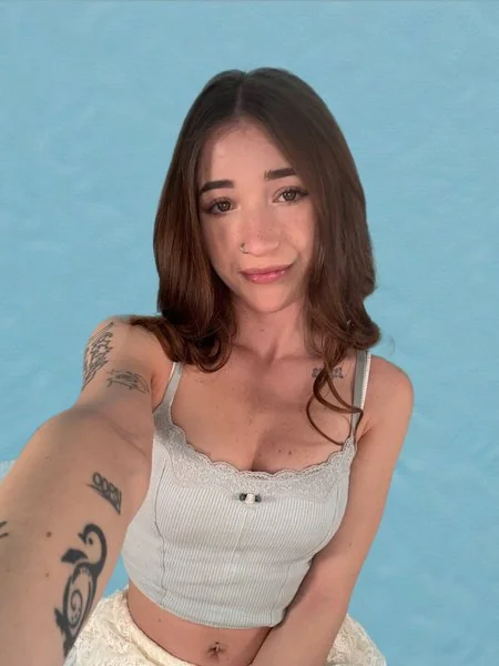 itslolariv OnlyFans Profile itslolariv OnlyFans shy girl