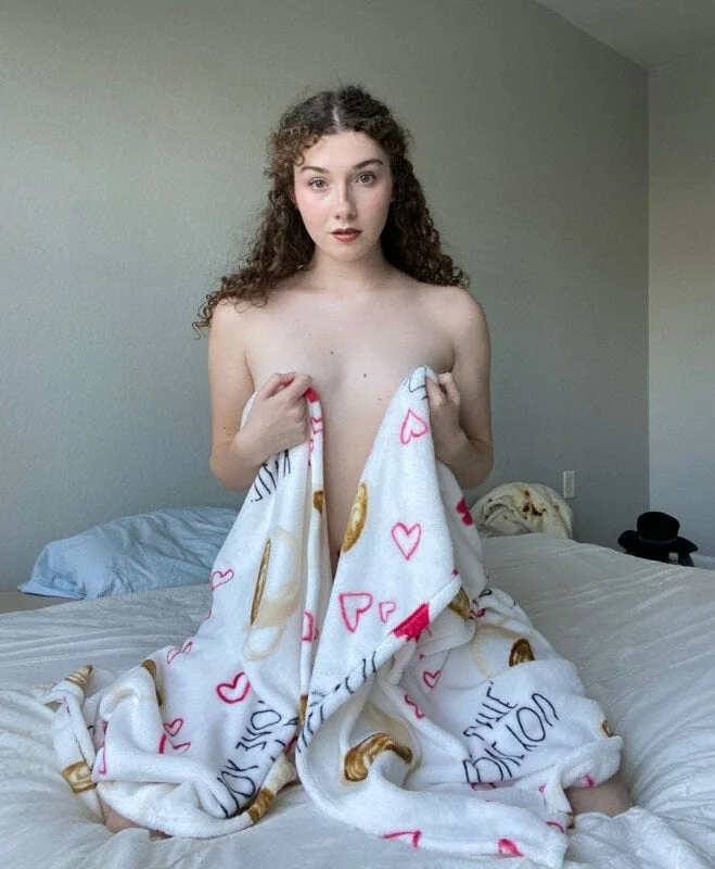 Ivy Elle OnlyFans petite brunette model