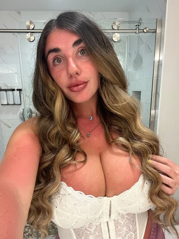 Jackie2.0 OnlyFans profile with glamorous appearance.