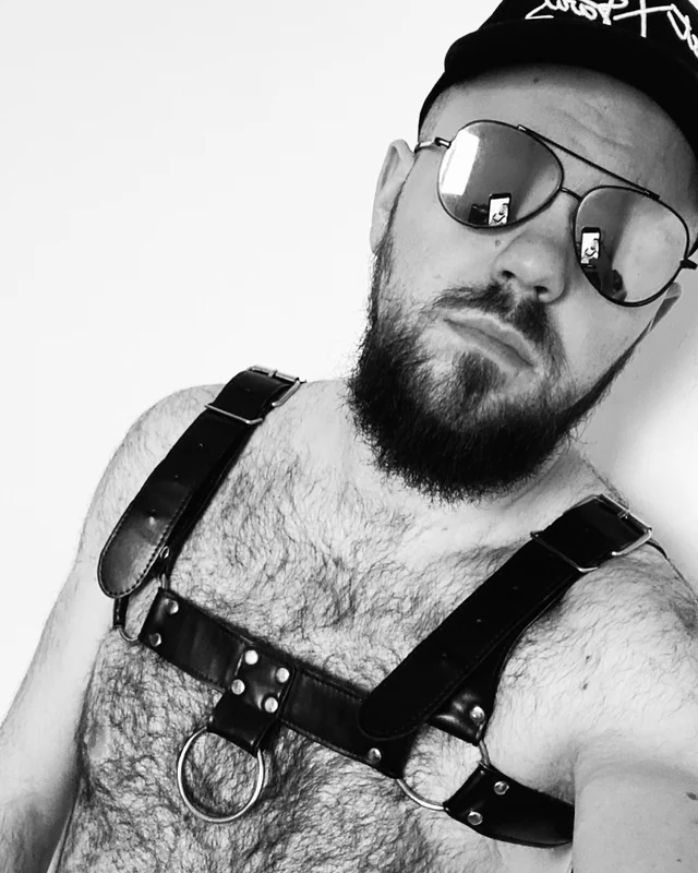 Jayfrenchbear on OnlyFans showcasing his content