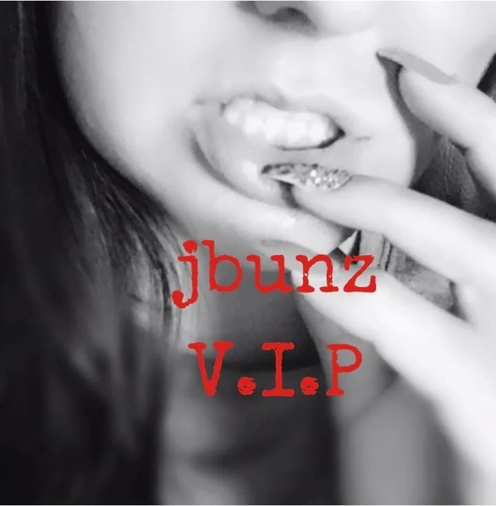 Juicybunzmj OnlyFans MILF next door