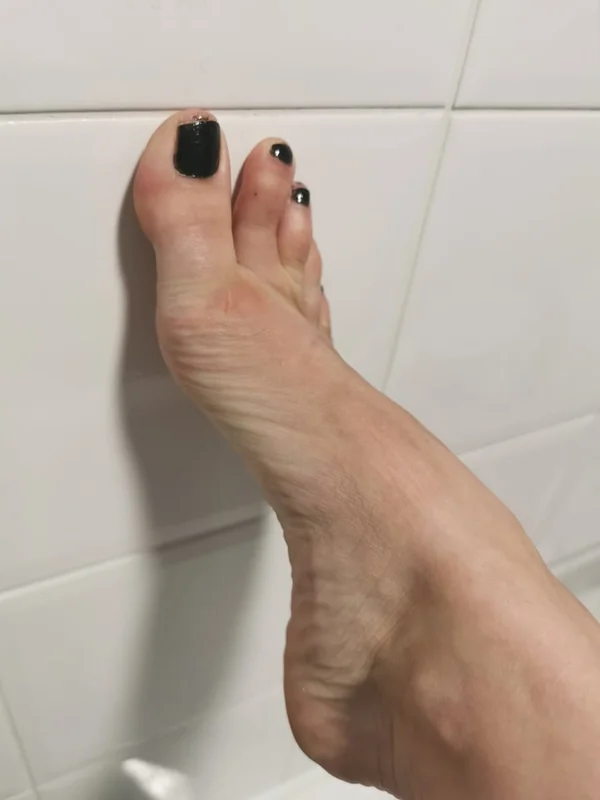 Kaybeesfeets OnlyFans creator with pretty feet