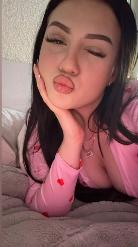 Kayleease OnlyFans Profile Image Kayleease OnlyFans brunette creator