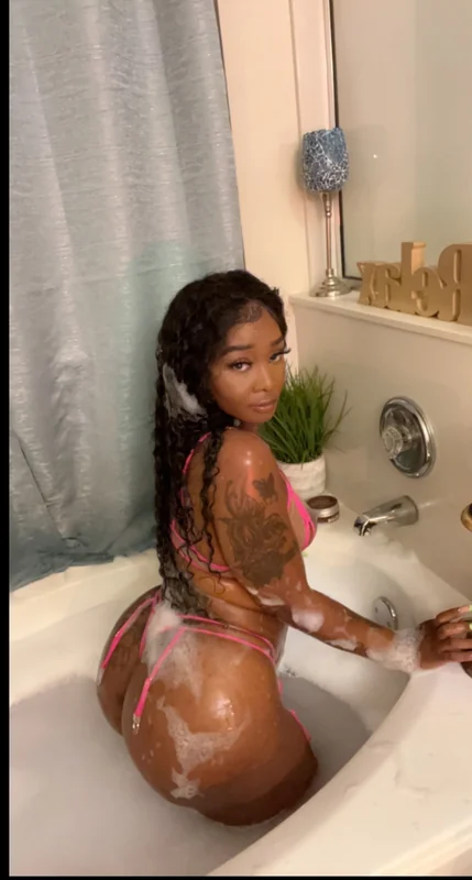 Kay OnlyFans profile with curvy attributes