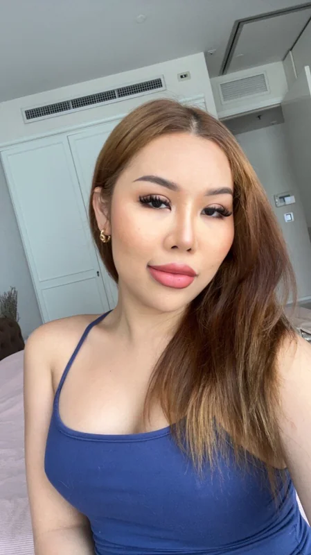 Khloe OnlyFans creator offering personal talks and custom content.