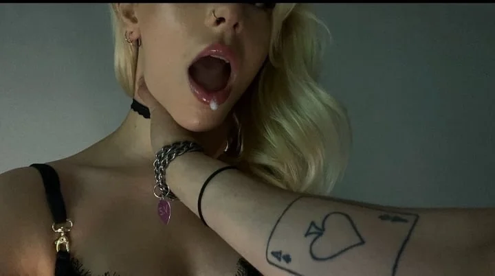 Knifegrlfriend OnlyFans blonde tattooed creator