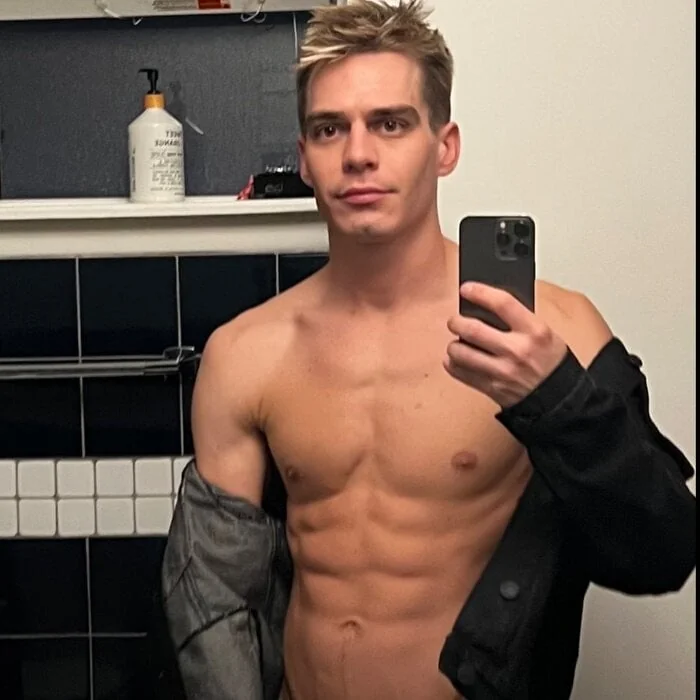 Kylerossxxx OnlyFans creator with engaging content