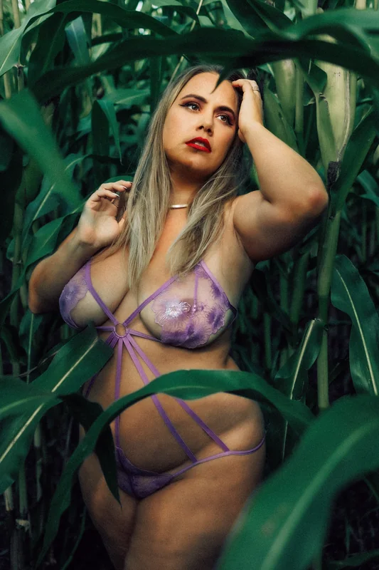 Ladyoflilacs OnlyFans Profile Ladyoflilacs OnlyFans curvy model promoting body acceptance