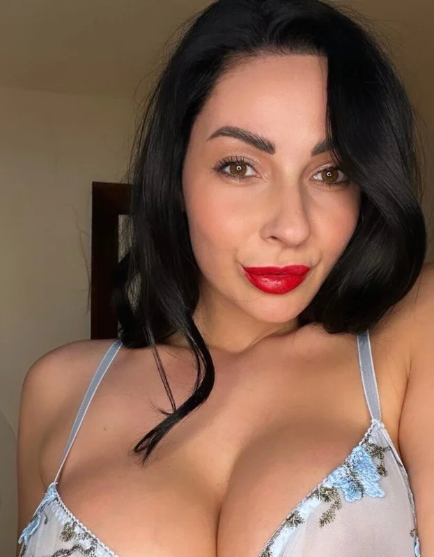 Lauren Beers OnlyFans creator with engaging content.