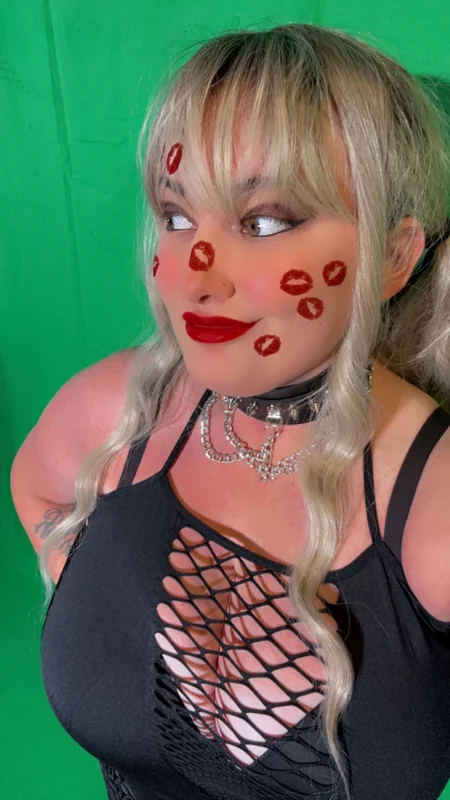 Laviz OnlyFans goth lingerie creator