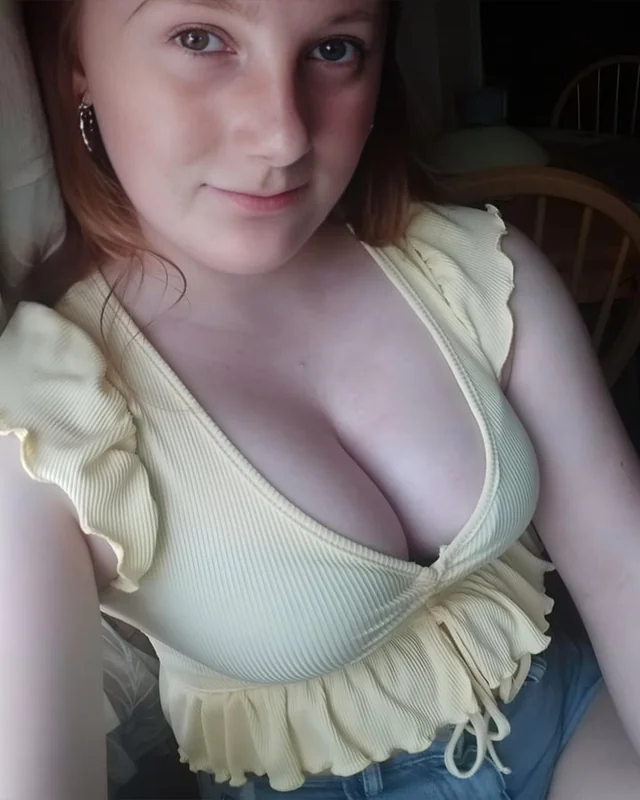 Lilbustyred OnlyFans profile
