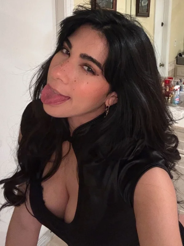 Lilladydee OnlyFans creator with exclusive content