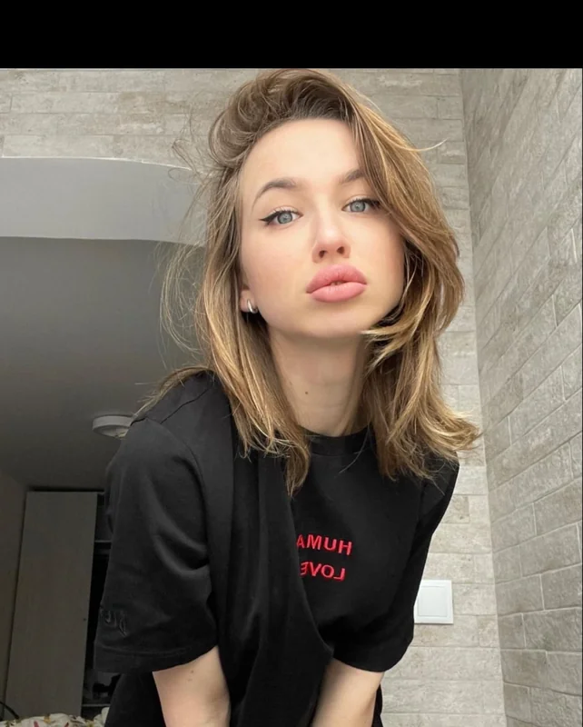 Lisa OnlyFans Creator Lisa OnlyFans slim brunette