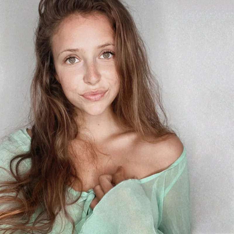little.suzie OnlyFans creator with a natural look