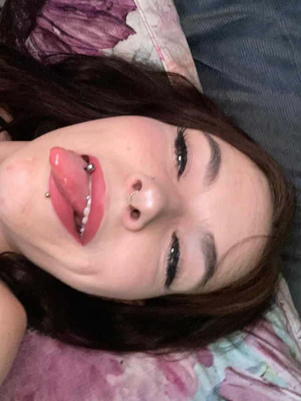 Littlehoe02 OnlyFans Creator Littlehoe02 OnlyFans average hottie