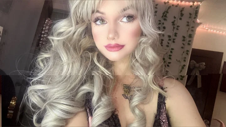 Littlehoneyv OnlyFans aesthetic lingerie model