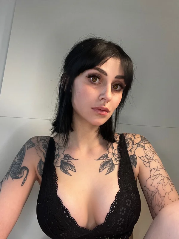 Liz OnlyFans creator with engaging content