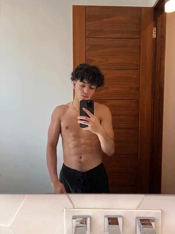 derek locotrendz OnlyFans Creator derek locotrendz OnlyFans confident daddy vibe