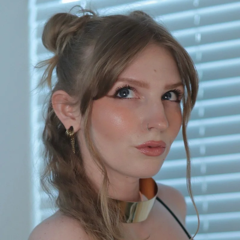 Lucy James OnlyFans creator with extensive content