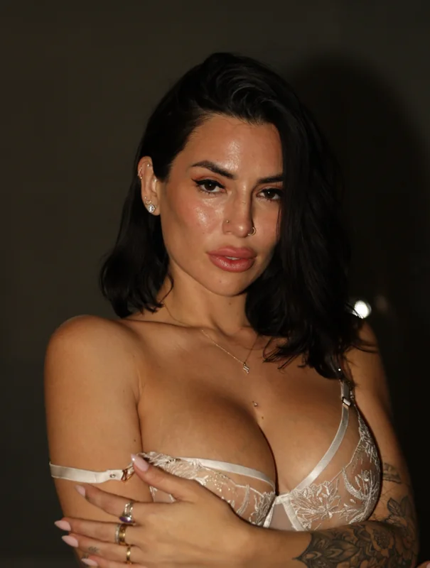 Luchi Del Mar OnlyFans profile with glamorous photos