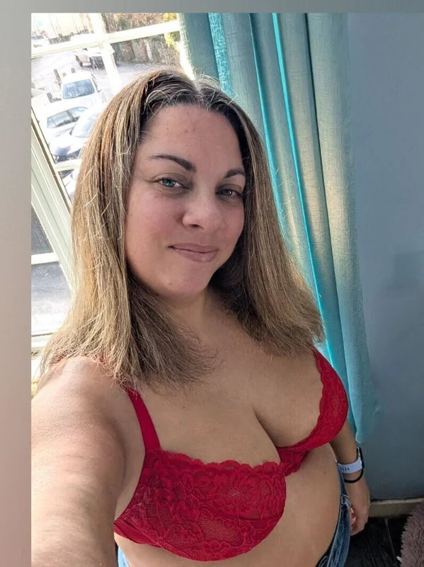 Maidindevon OnlyFans curvy exhibitionist