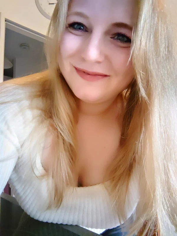 Lovely Mia OnlyFans profile