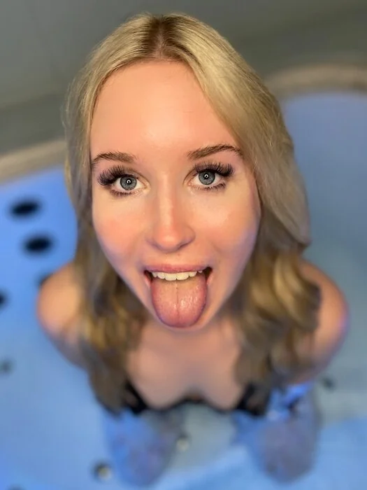 Mia Peach - OnlyFans Creator Profile Picture