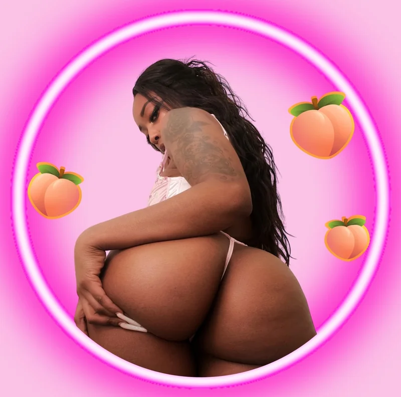 Mia OnlyFans creator with engaging content