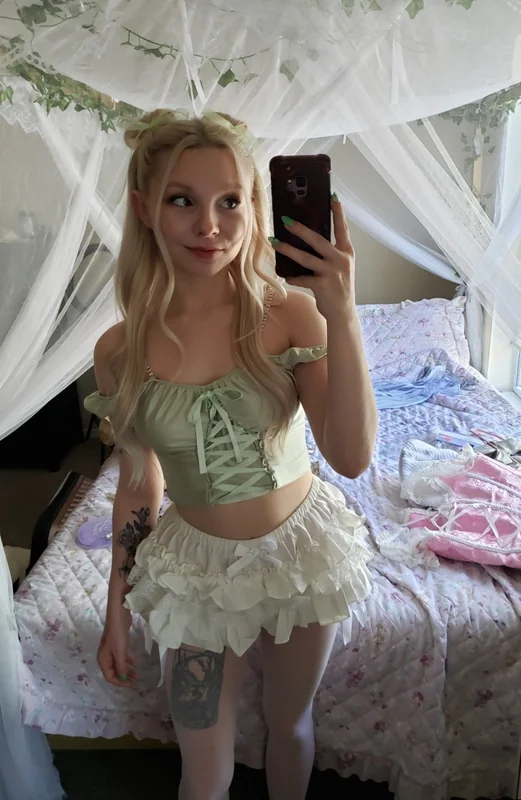 Averi OnlyFans Profile Averi OnlyFans petite tattooed creator