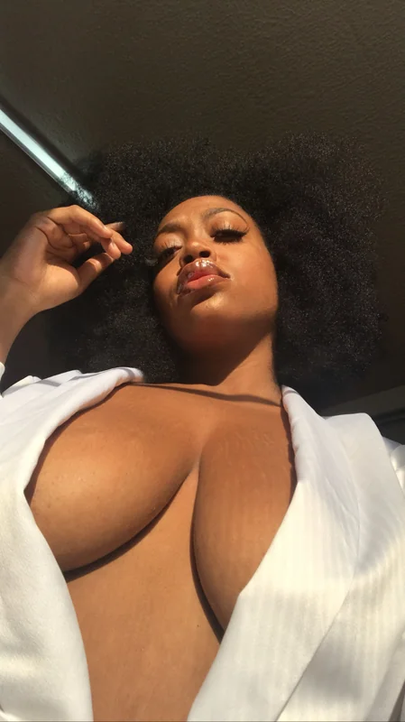 Kos OnlyFans Brazilian creator with aesthetic vibe