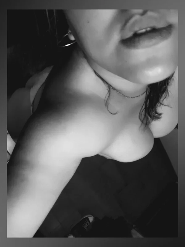 Minina en pose OnlyFans profile