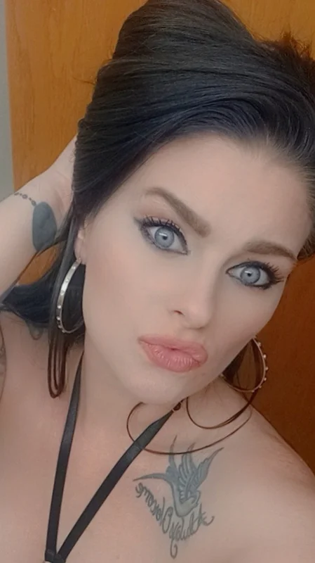 Mira Lynn - OnlyFans Creator Profile Picture