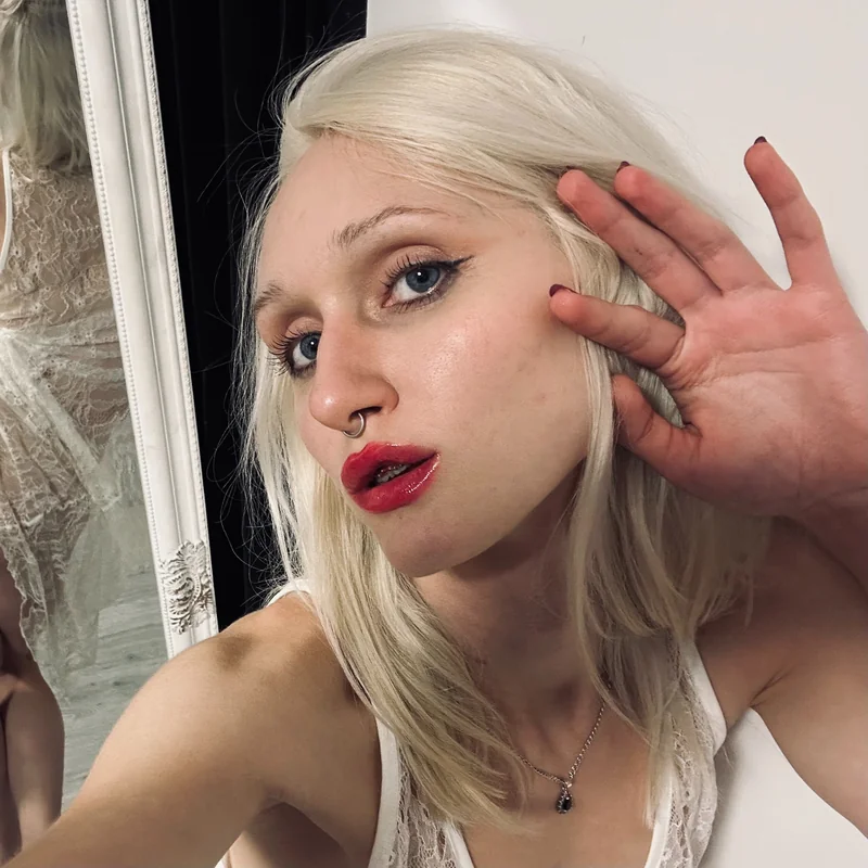 SELINA OnlyFans Profile SELINA OnlyFans creator with artistic soul