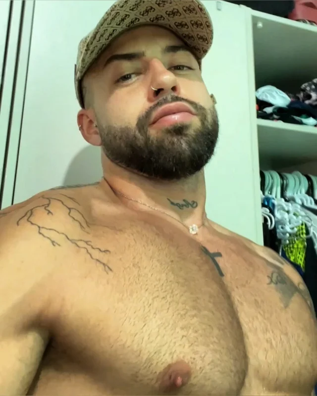 Mister095xxl OnlyFans creator with an enticing presence.