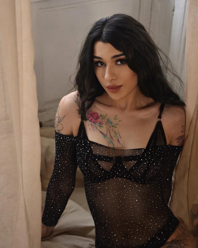 Mollyyllom OnlyFans hot babe