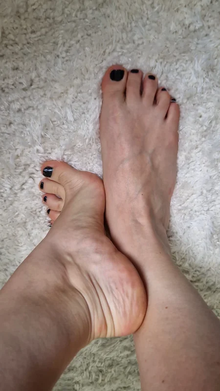 Moms & feet OnlyFans Profile Moms & feet OnlyFans creator with stunning feet