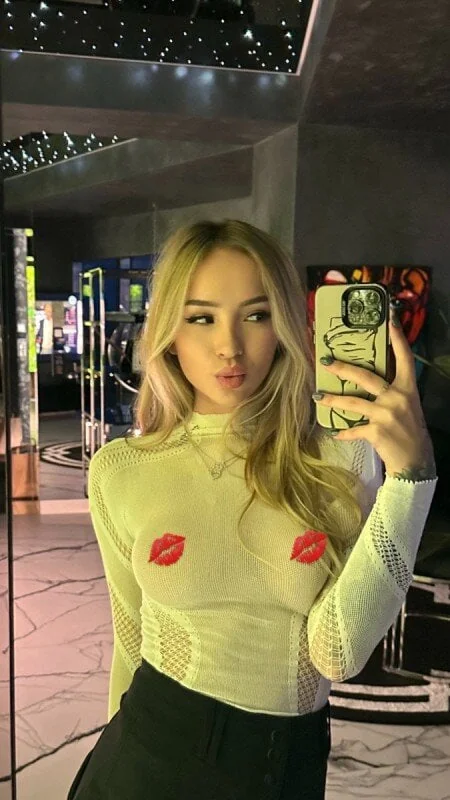 Honey OnlyFans creator with engaging content