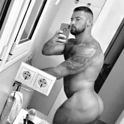 Musclebeach32 OnlyFans Creator Musclebeach32 OnlyFans creator showcasing fitness.