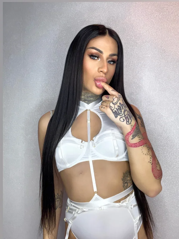 Nadiinxo OnlyFans creator with exclusive content