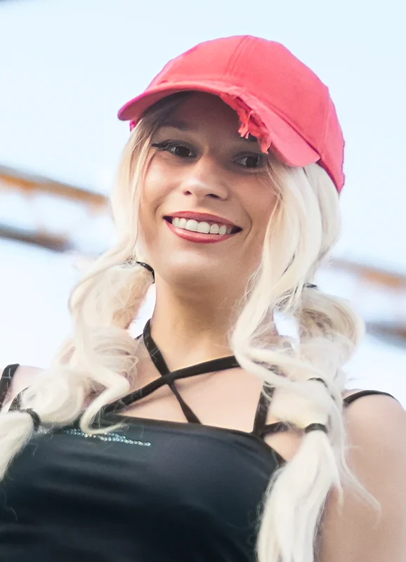 Olivia OnlyFans creator with artistic flair