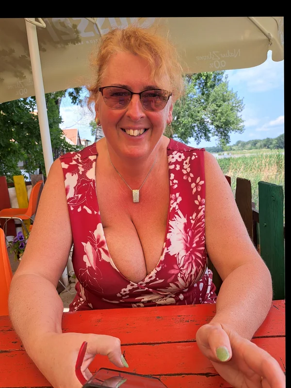 Eva Natural Busty OnlyFans creator with big breasts