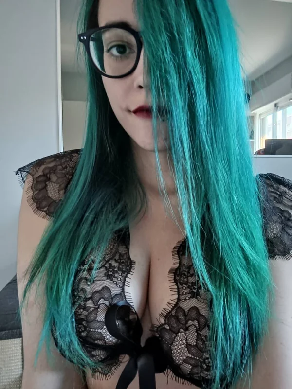 Nigekki OnlyFans creator with green hair