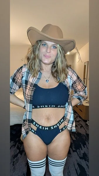 nikkisnaughtyniche OnlyFans Busty Blonde