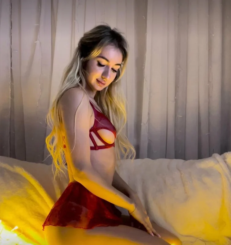 ollymill OnlyFans creator with a curvy figure