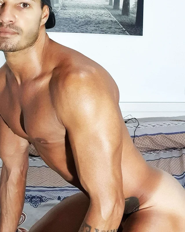 Oscarsinr OnlyFans creator with exclusive content
