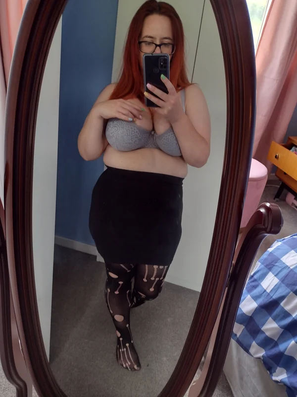 Petitepantyhose OnlyFans creator with fun content