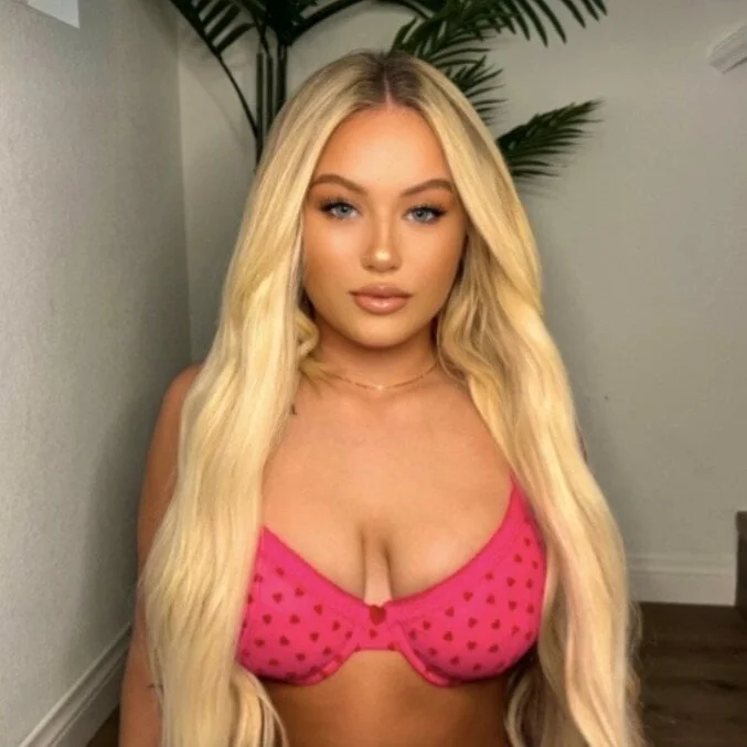 Presleyswrld OnlyFans Creator Presleyswrld OnlyFans Curvy Blonde