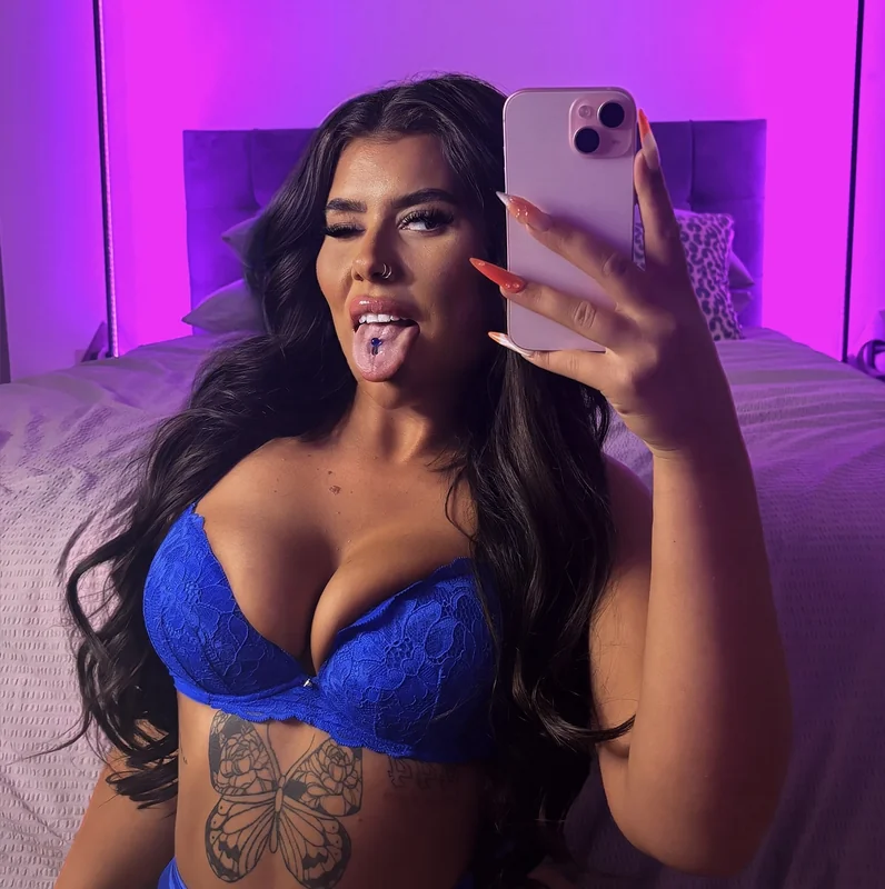 Reina-Rae OnlyFans Profile Reina-Rae OnlyFans creator with electric blue eyes