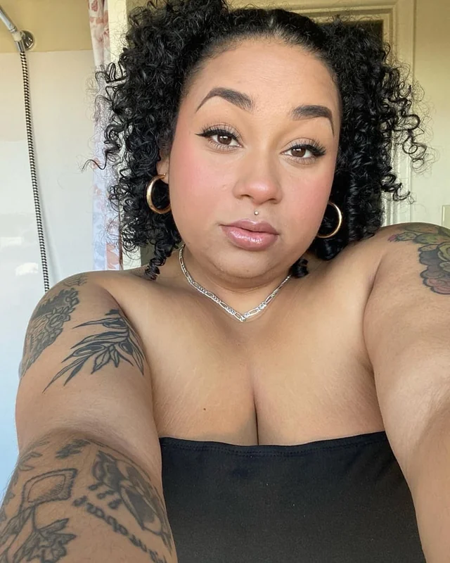 Sabrinamilkshakes OnlyFans Curvy Creator