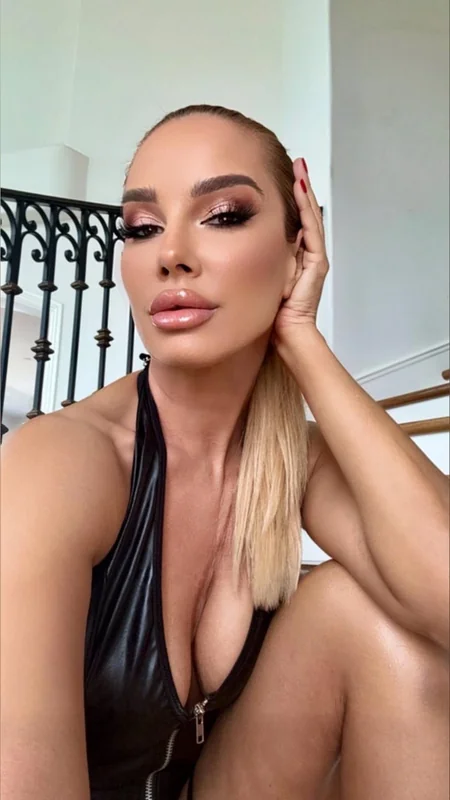 Club Sandy OnlyFans Glamorous Model Club Sandy OnlyFans Glamorous Blonde
